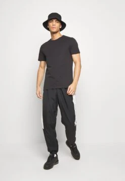 Pier One 7 Pack - T-Shirt Basic - Black -Mode Verkoop 30a3e0dc5da04a31ab70269ed3a302e3