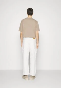 Pier One Carpenter Colored Twill- Straight Leg Jeans - Off-White -Mode Verkoop 4fab3a7ad84e43dfa273cbbbc4f63ebc