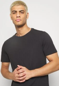 Pier One 7 Pack - T-Shirt Basic - Black -Mode Verkoop a537c665fcb548988df38d98a88a46a2